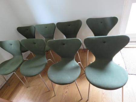 8 Absatz 7 sind Stühle mit Stoff entworfen von Arne Jacobsen
