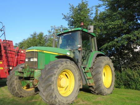 John Deere 6910 with air conditioning, reversing gear, front lift. Tires behind and for, 70 pct. Hours 8450. Year 1998.