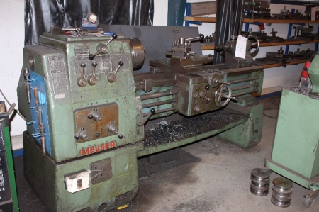 Lathe with four-jack-chuck and steady rest. SN: 27253. Swing over bed: 200mm. Bed lenght: 1600 mm.