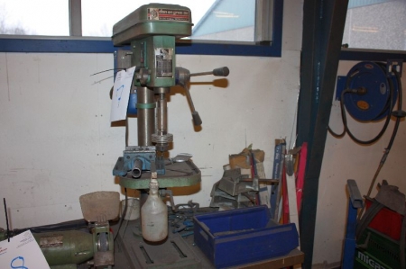 Bench drill with machine vice and a box of drills. Capacity: 20mm