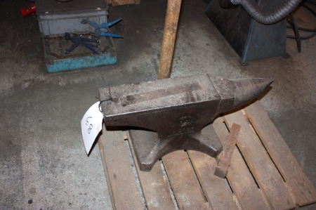 Anvil: VS2608, length with horn: 700 mm. Width: 135 mm. Height: 300 mm. Hammer included