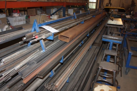 Rack with content: pipes, aluminium and stainless steel, square profile, flat iron. Including (2) pallets in front of rack with various cut-offs