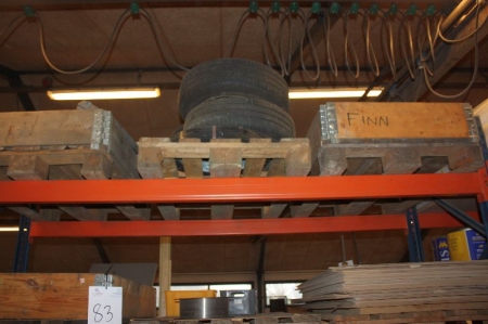Content of (1) section pallet rack on 3 shelves. Tyres, steel band and more. Pallet rack not included
