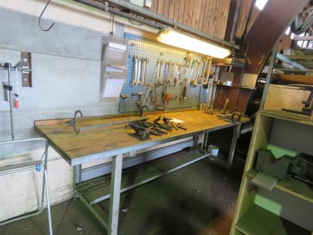 File bench with screwdriver 300x90x80 cm with tool board and contents.