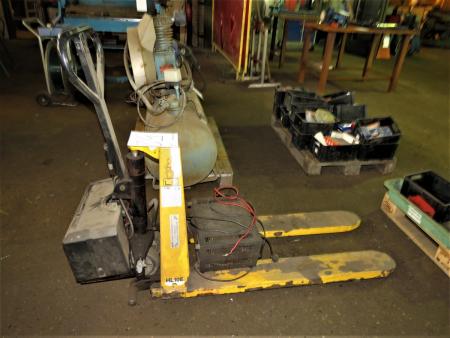 El pallet lifts stand unknown. With charger.