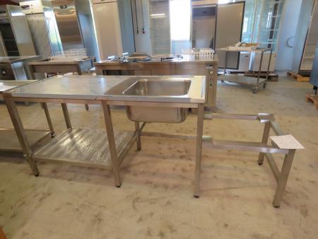 Rustfrit bord med vask og ben for påsætning af maskine. 230x70x90 cm