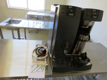 Bravilor Bonamat RLX 76-0001 kan producere 15 liter kaffe i timen. Hængsel på termokande defekt.