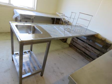 Rustfrit bord m/vask, væghængt højre side. 220X70X90  cm