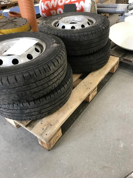 4 Stück Michelin-Reifen auf Felgen 215 / 70R15