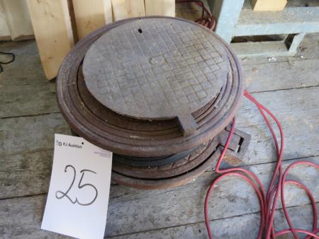 2 pieces manhole covers in iron