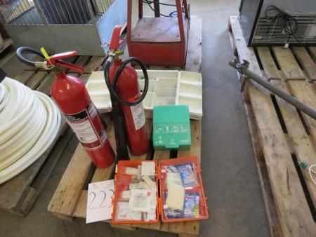 2 stk. førstehjælpskasser + 1 stk. øjenskyl + 2 stk. brandslukker (næste serviceeftersyn; Oktober 2017)