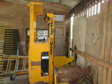 Athlete stacks, type: 125ST33A max 700 kg. Height 3750 mm and the roll lifting. without  barns. condition unknown