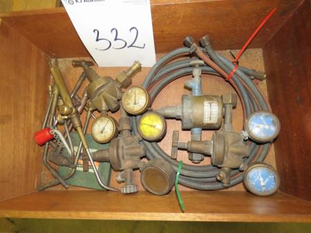 Box of the oxygen / gas hose and pressure gauge
