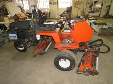 Articulated tractors, 6156 hours with three cylinder mowers with grass catchers and 3 pcs. aerators. Starts and runs