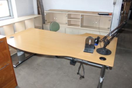 El hæve/sænke skrivebord (stand ukendt) + kontorstol + reol + skab med jalusislåge