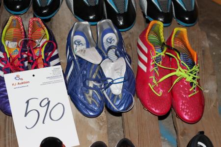 3 new pair of soccer shoes size. 7,5 and 8 + 1 pair of rubber shoes size. 6