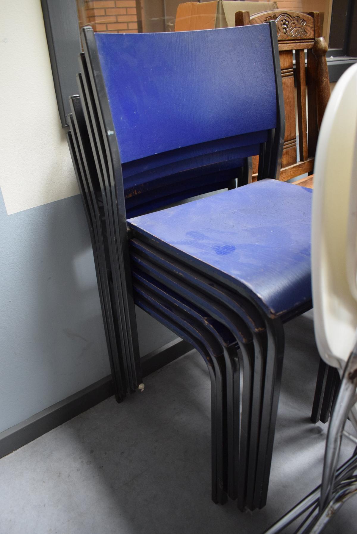 4 Stk Blaue Stuhle 3 Tlg Stuhle Weiss 2 Stuhle Aus Braunem Leder 3 Stk Weissen Plastikstuhle Kj Auktion Maschinen Auktionen