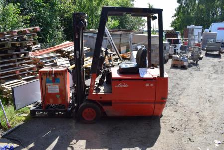 Truck, mrk. Linde E 18 with free lift, 1800 kg incl. leaves, missing battery, otherwise fully functional