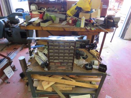 File bench with screwdriver + table with various contents everything must be removed. 180 cm
