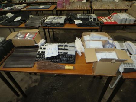 Plastiktaschen 4 ks, 4 Keyboards und ca. 15 Klammern.