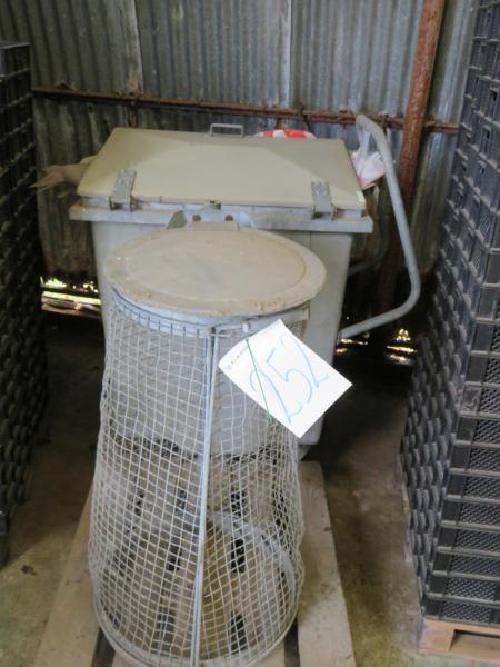 Waste container 400 liters with contents + trash rack in mesh