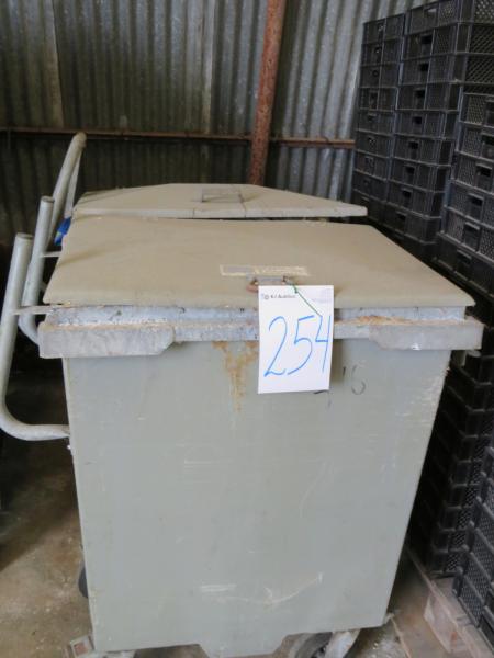 Waste container 2 pieces a 400 liters with contents