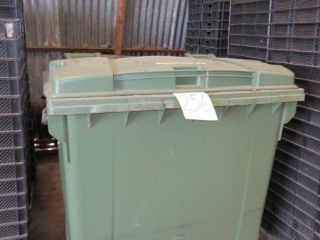 5 waste containers with contents. 1 pc a 770 liters / 4 pcs a 240 liters