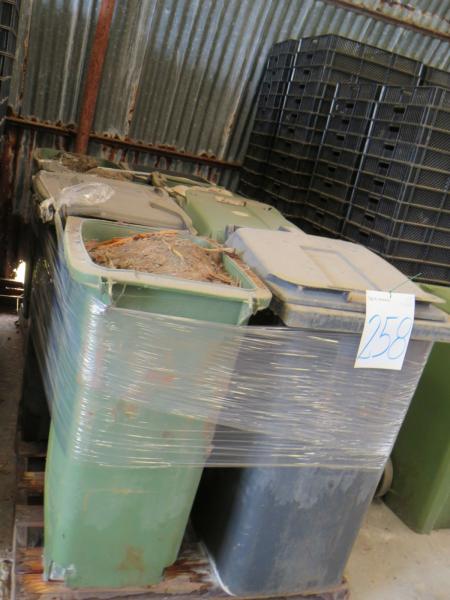 8 stk affaldscontainere a 240 liter med indhold