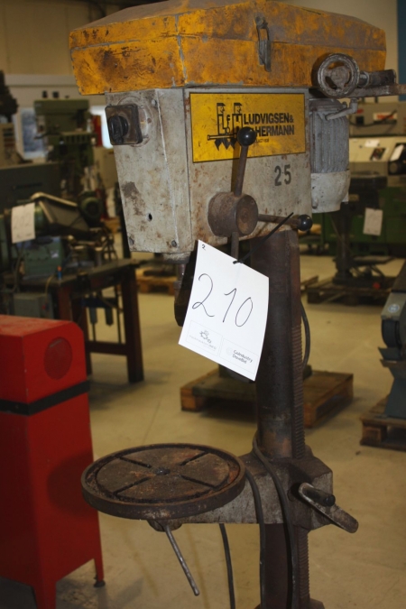 Column grinder with machine vice