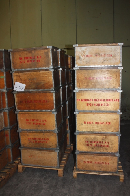 Quantity of various wood boxes