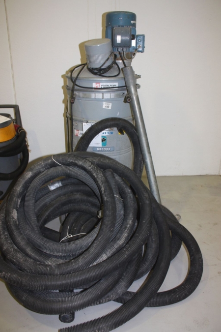 Vacuum cleaner, Nilfisk GB 1033 with accessories