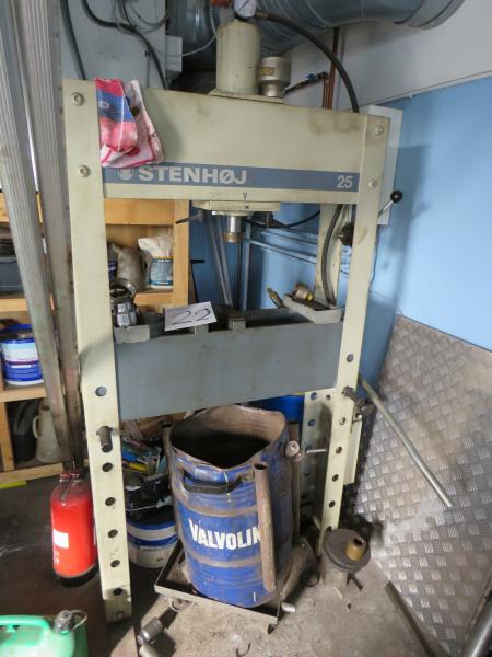Stenhøj 25 tons presses stand ok with press tool.