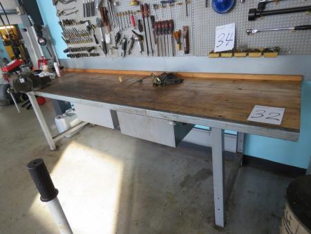 File bench with screwdriver and contents. 300x80x90 cm