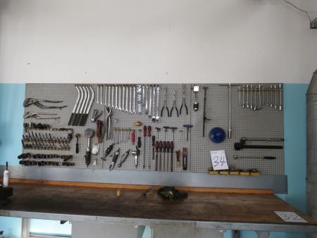 Werkzeugtafel mit Werkzeug. 3 Gänge auf 95x95 cm.