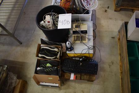Pallet with 2 pairs of safety shoes Str. 38 + 40, box m. Network cables, extension cords, keyboard, etc.
