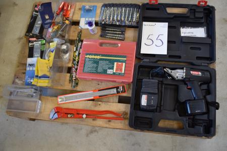 Pallet with div. Tools, rocks marked. Techway, cordless 14.4V. Unused + drill, pipe wrench, etc.