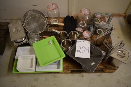 Pallet with div. Køkkengres, steel flat heat resistant dishes / bowls, si in different sizes., Jugs, etc.