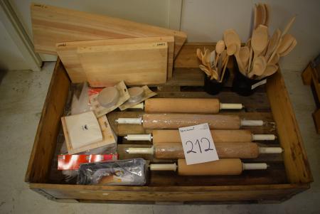 Pallet with div. Industry Kitchenware in wooden rolling pins, spoons, cutting boards, etc.