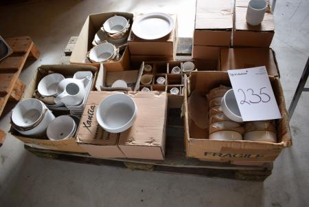 Pallet with div. Porcelain, jugs, bowls, plates, mugs, etc.