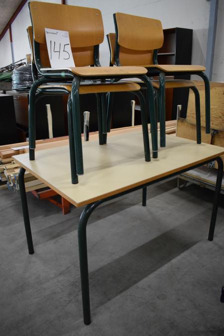 Tisch mit 4 Stühlen.