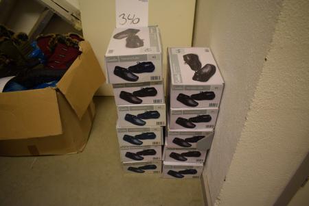 11 pairs of men's shoes, mixed sizes.