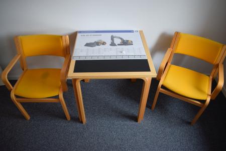 Tisch + 2 Stühle, Bürostuhl, Eifersucht Schrank u / content Bücherregal u / content Whiteboard