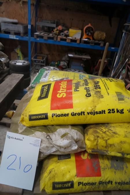 Road salt about 100 kg and 1 bag of leca balls 10/20.