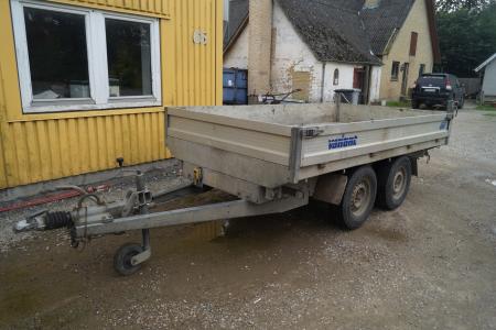 Variant trailer with tip Reg no. JT8305 first reg. 02.03.2003 total weight 3500 load 2700 kg. With electric tip.