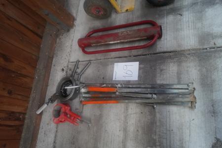 Pipe cutter with stand + pile stamps and 2 sacks.