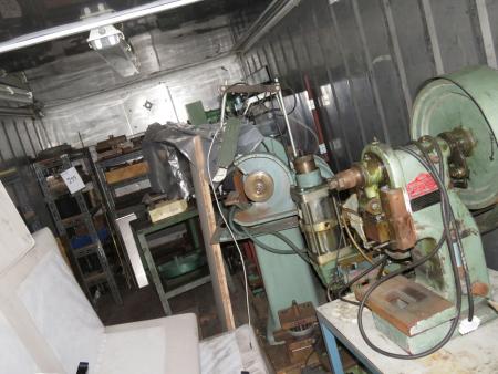 Diverse ældre maskiner. Stand kendes ikke. Presseværktøj og printer.
