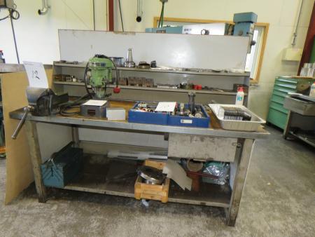 File bench with screwdriver. 200x88x90 cm with contents in drawer and under table.