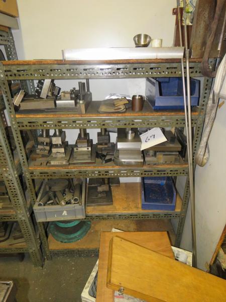 Stahlrolle mit verschiedenen Presswerkzeugen und Stanzwerkzeugen