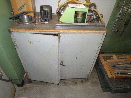 Steel cabinet with contents. 93x55x90 cm.