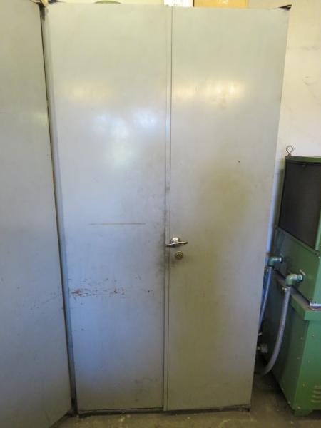 Steel cabinet with a capacity of 96x200x45 cm.